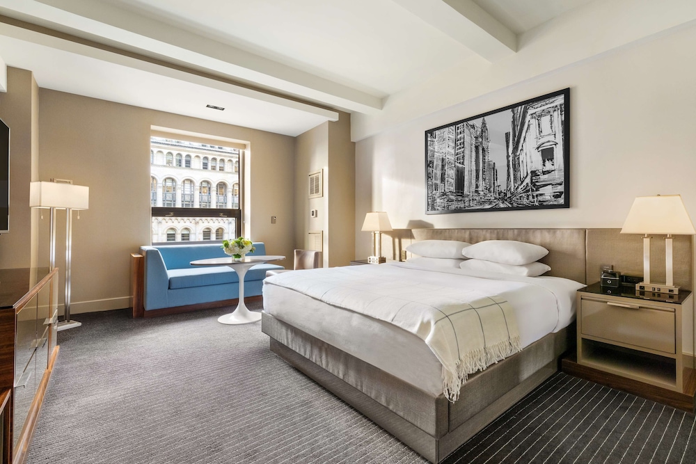 DELUXE, KING BED