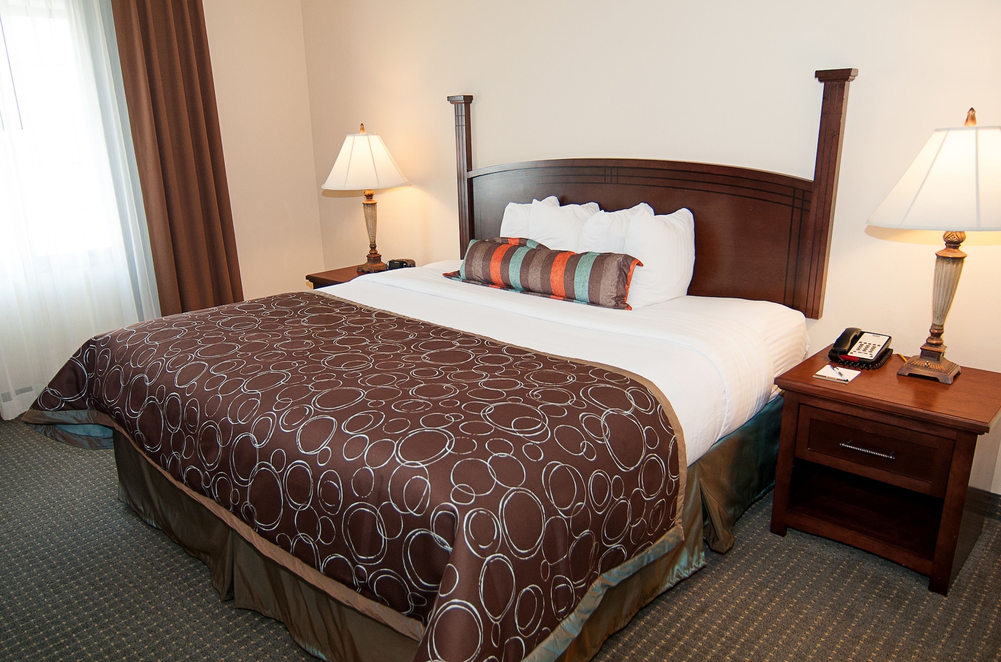 جناح بسريرين مزدوجين بغرفة نوم واحدة بمطبخ للمدخنين
