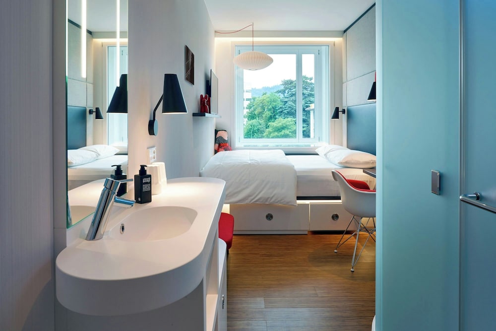 غرفة بسرير كينج في طابق مرتفع، citizenM Zurich 6/8