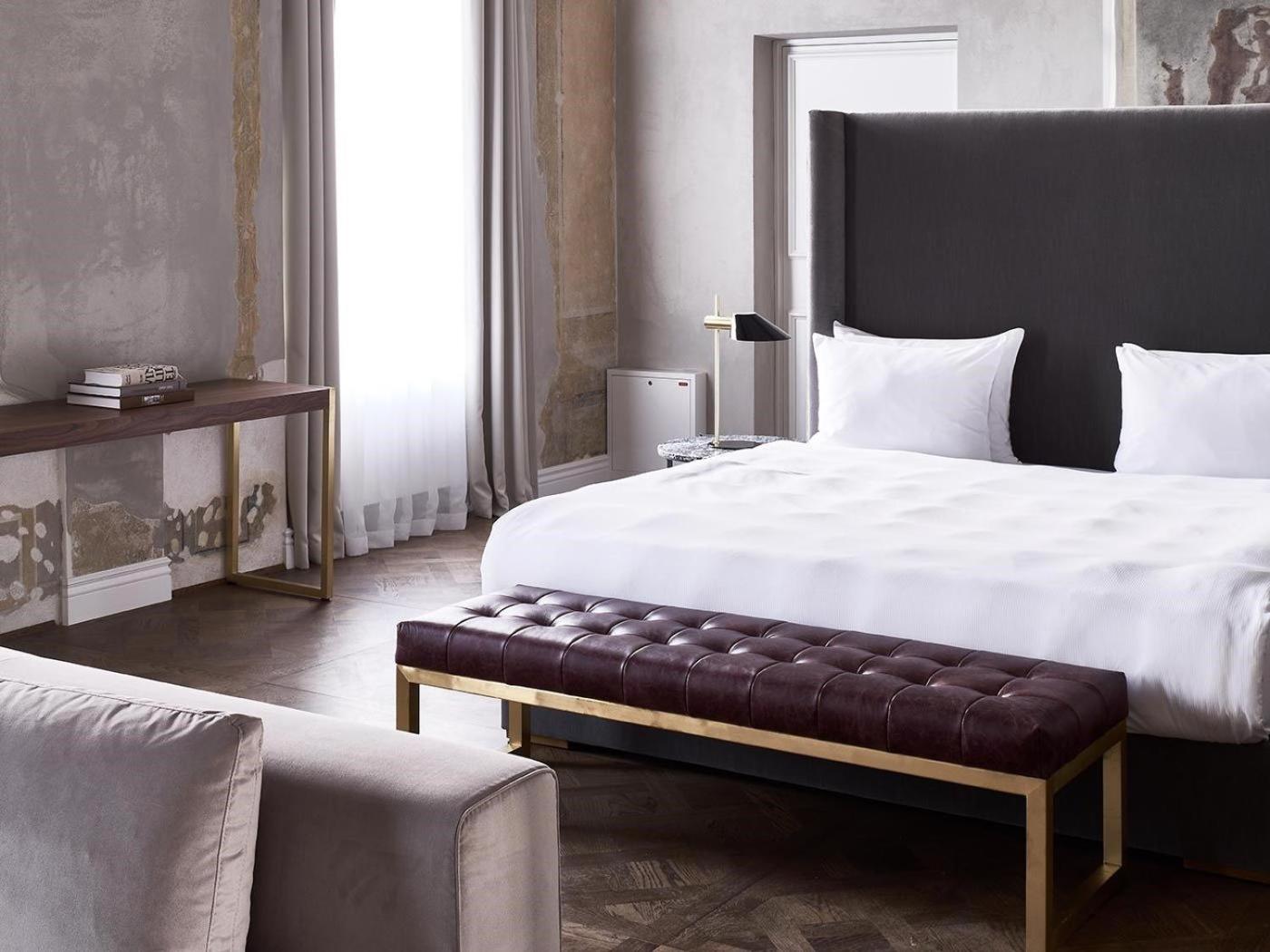 Signature, Courtyard, Suite