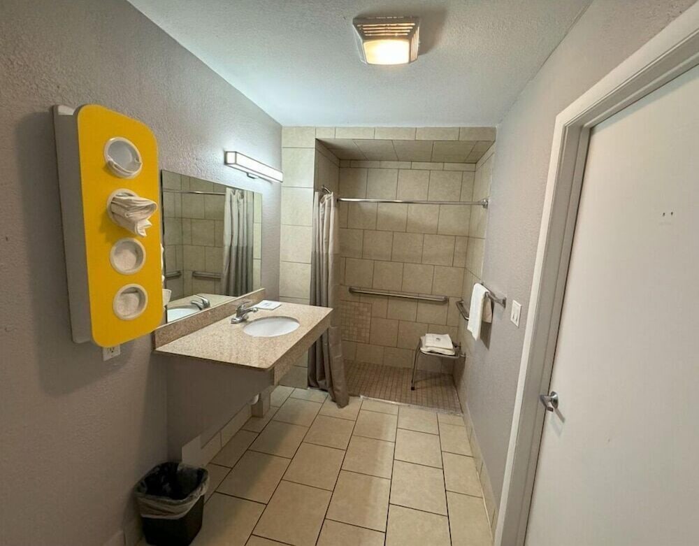 Motel6 Janesville, WI 52/52