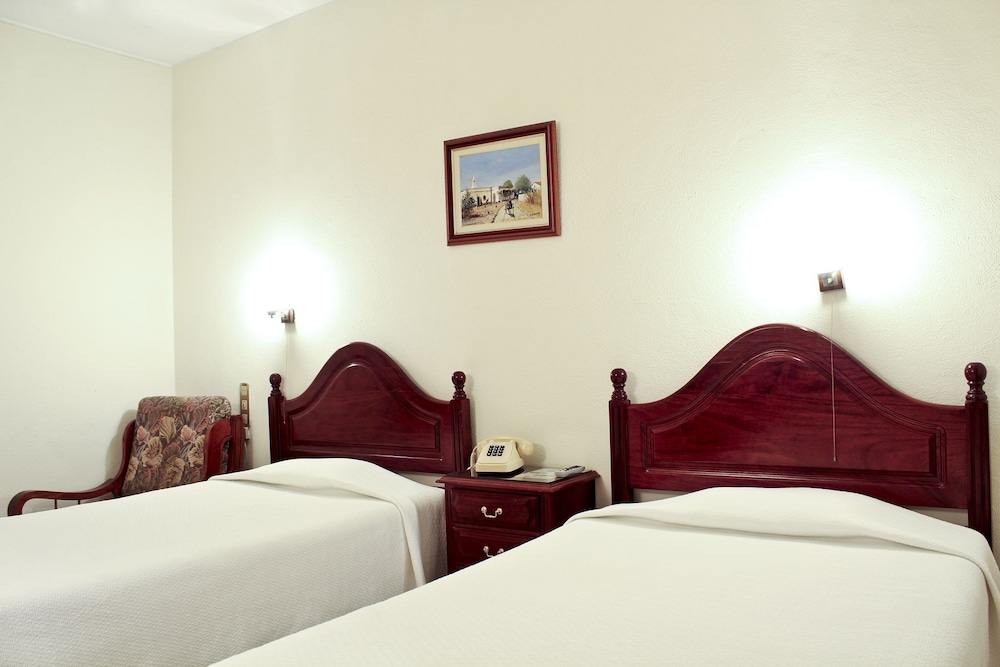 ROOM, TWIN BEDS