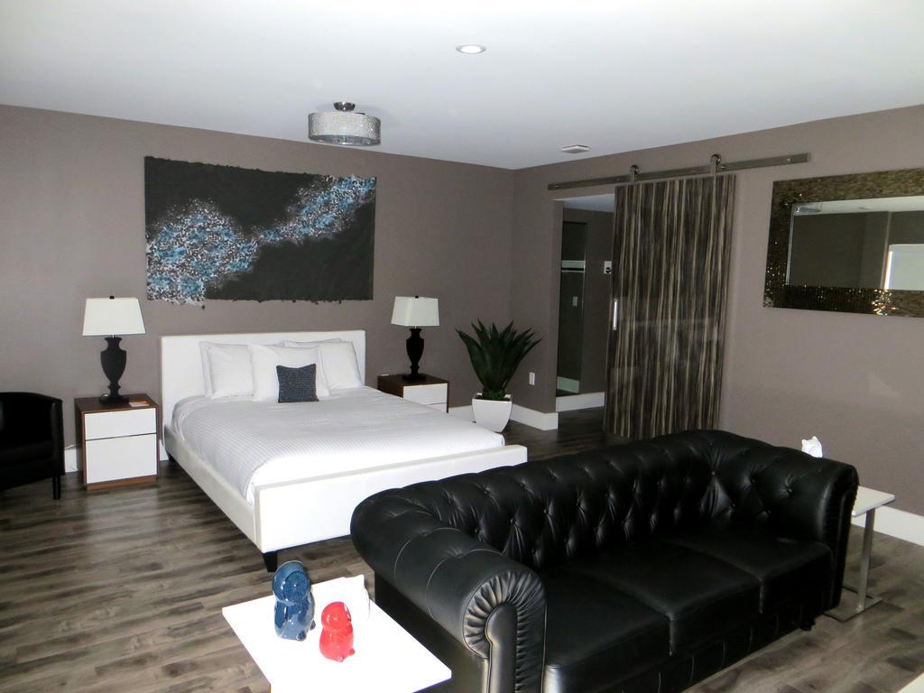 Room, King Bed, Pool Side