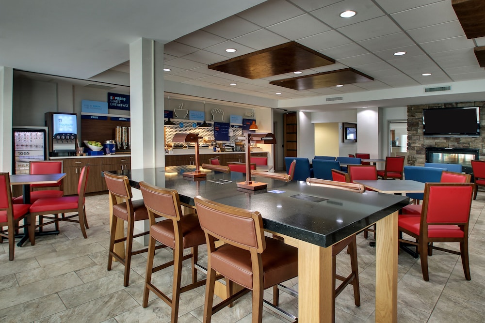 Holiday Inn Express & Suites Chicago North-Waukegan-Gurnee 36/50