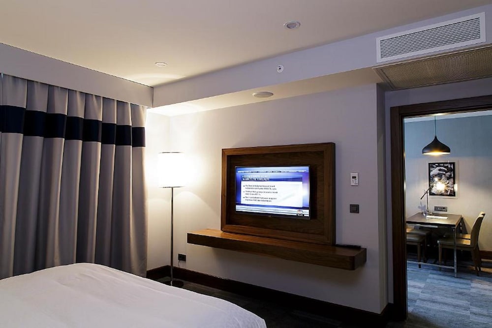 BUSINESS, SUITE
