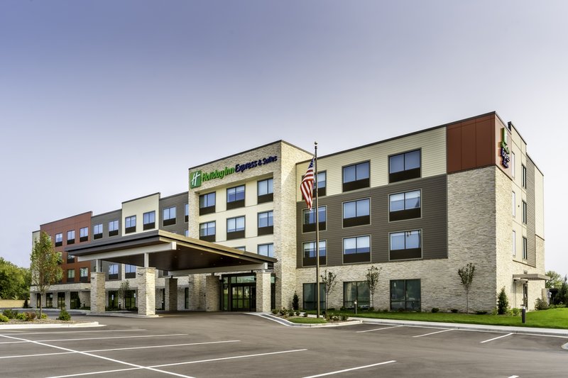 Holiday Inn Express & Suites Milwaukee - West Allis 55/61