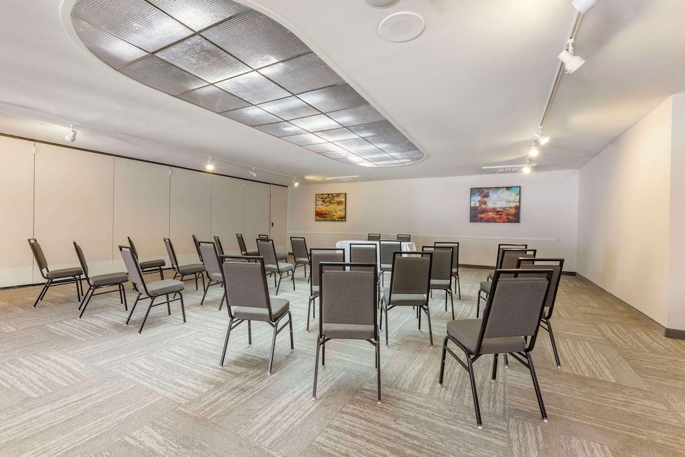 Windmill Suites Surprise - Phoenix, Ascend Hotel Collection 27/37