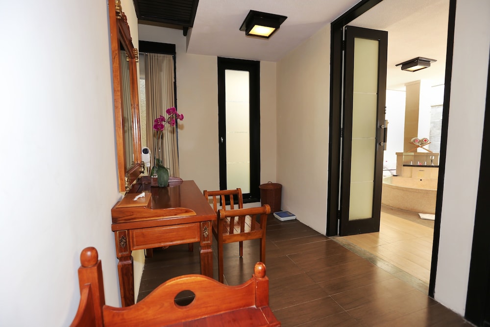 THE SANYAS SUITE 51/72