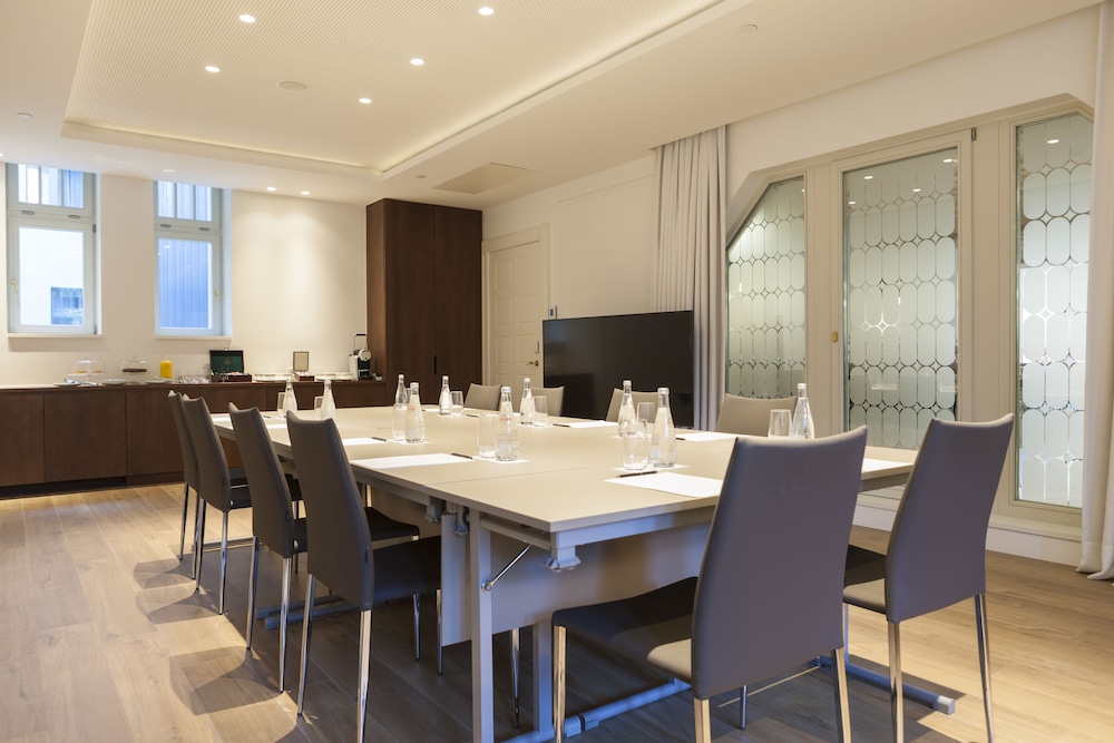Kozmo Hotel Suites and Spa 45/50