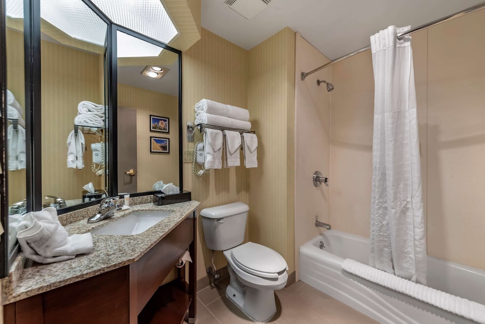 Comfort Inn & Suites Warsaw near US-30 10/44