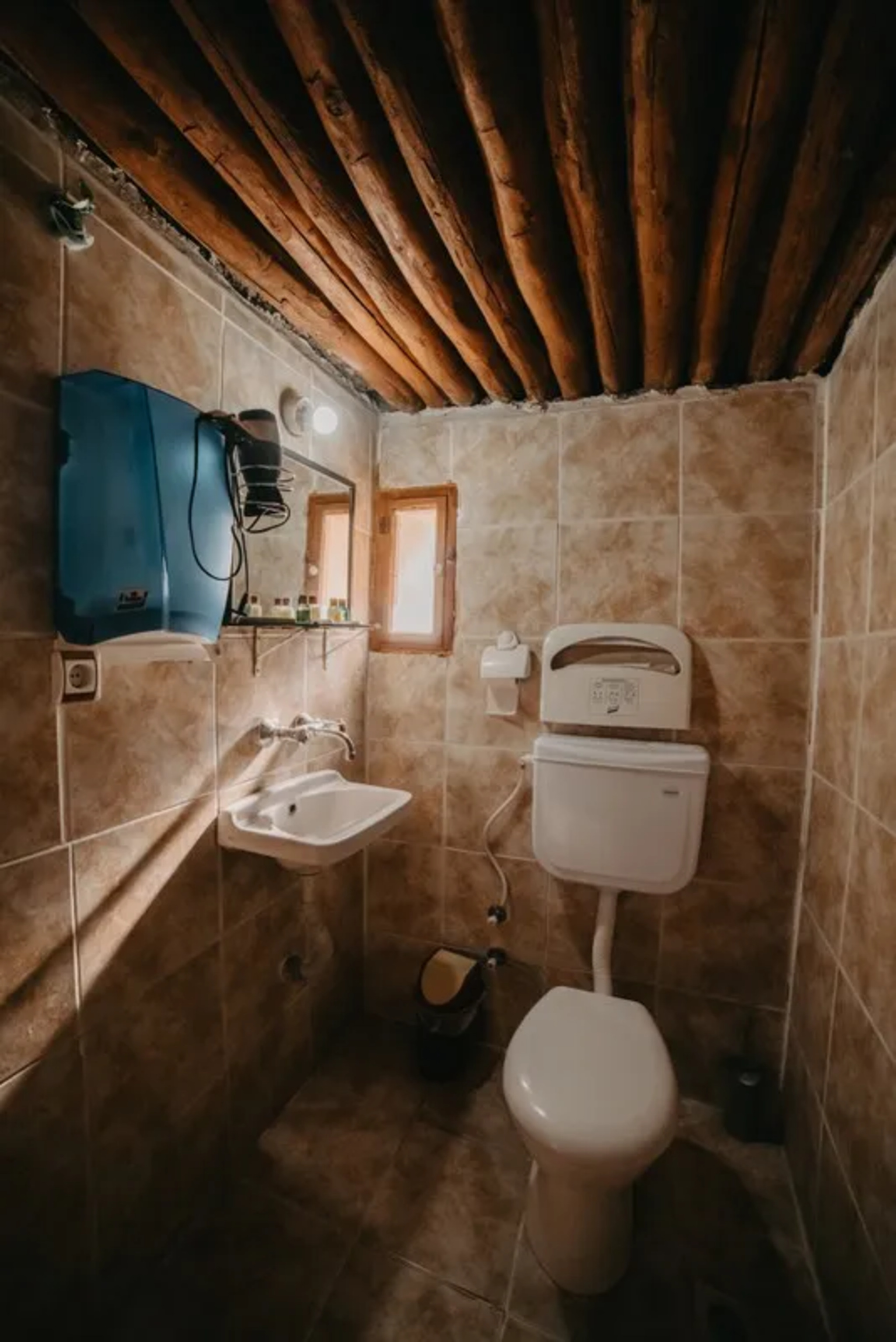Born Hotel Old House 27/29