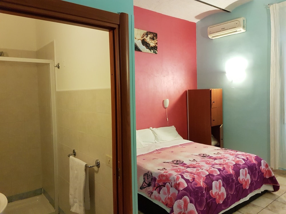 Roman Holidays Hostel 10/50