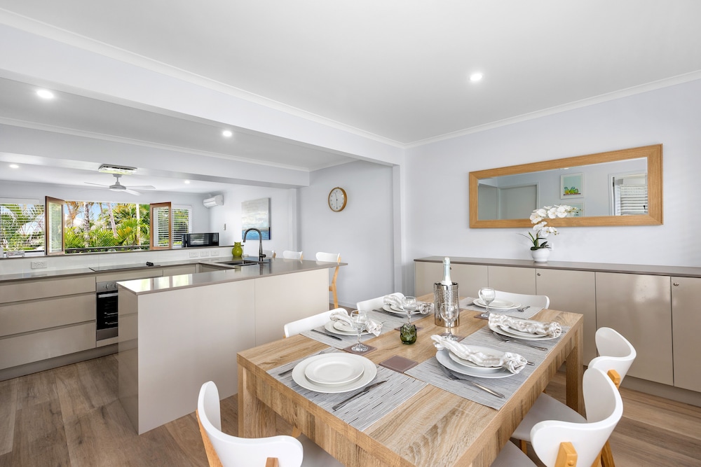 NOOSA OUTRIGGER BEACH RESORT 58/73