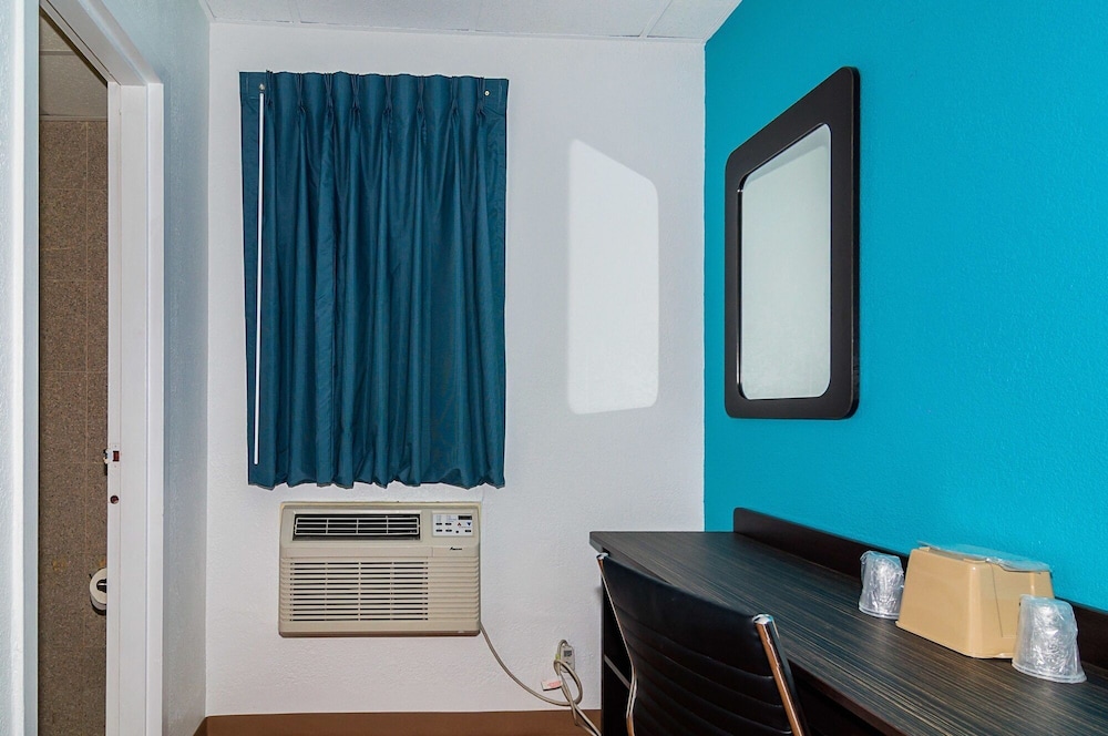 Motel6 Elmsford, NY - White Plains 50/50