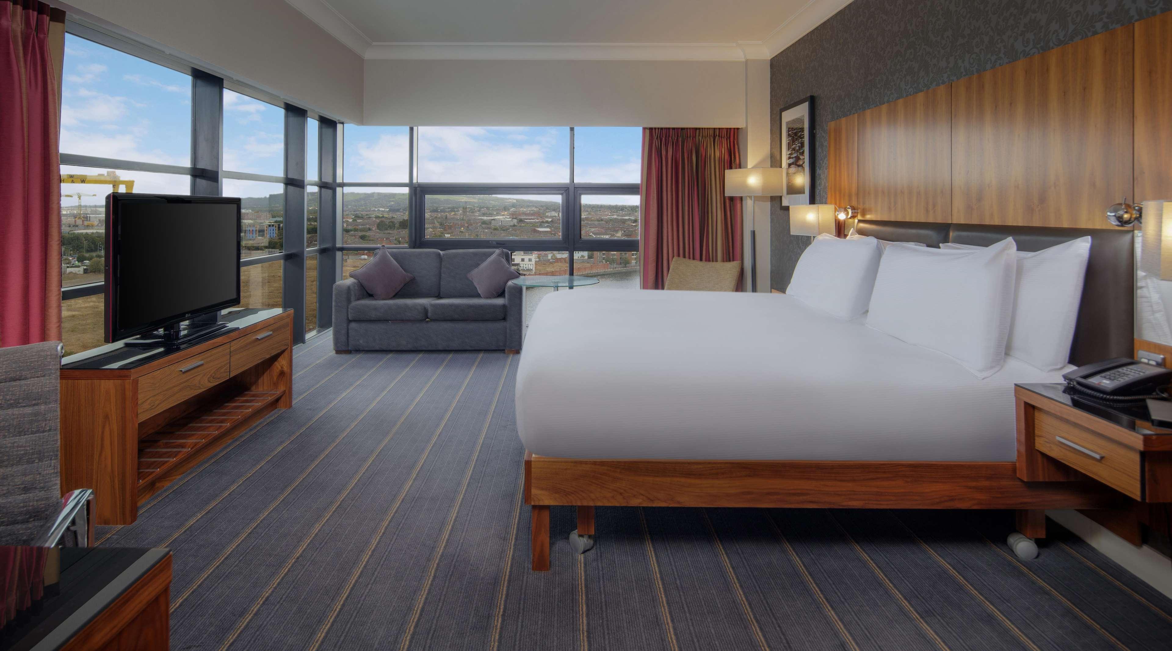 JUNIOR SUITE, KING BED, WITH VIEW, EXECUTIVE LOUNGE ACCESS