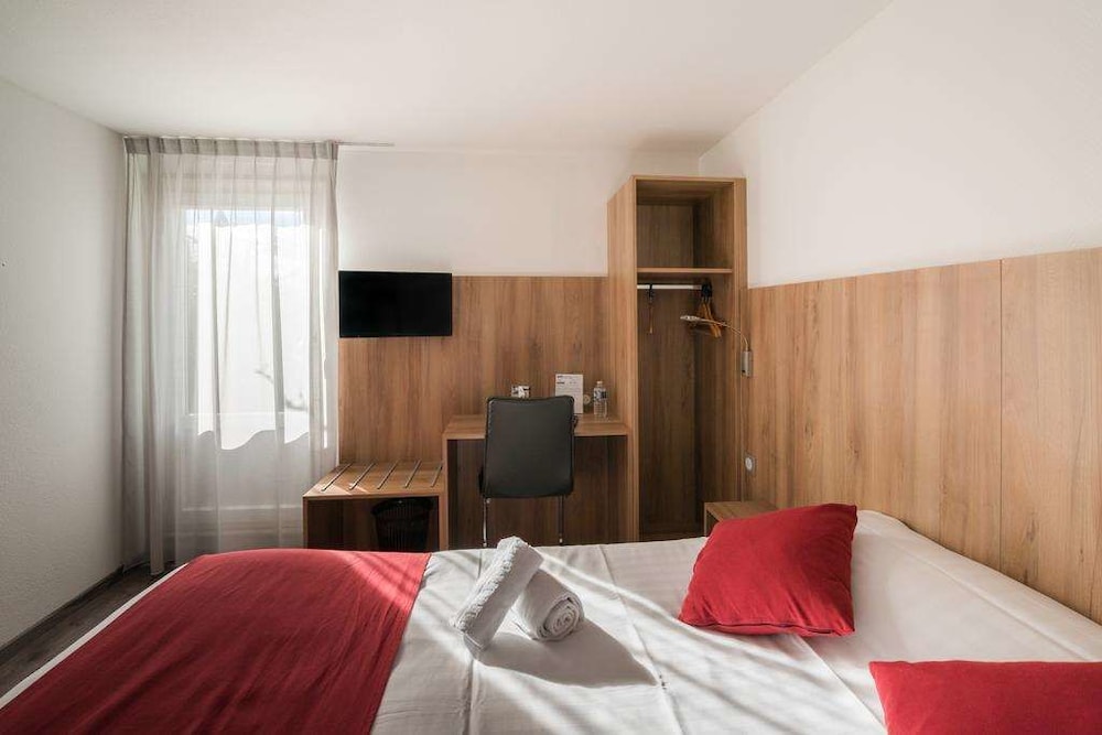 BRIT HOTEL PLAISANCE 18/61