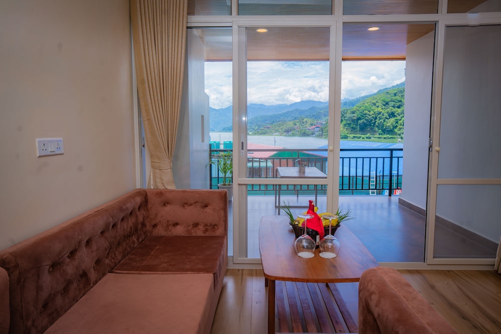 Majestic Lake Front Hotel & Suites 22/47