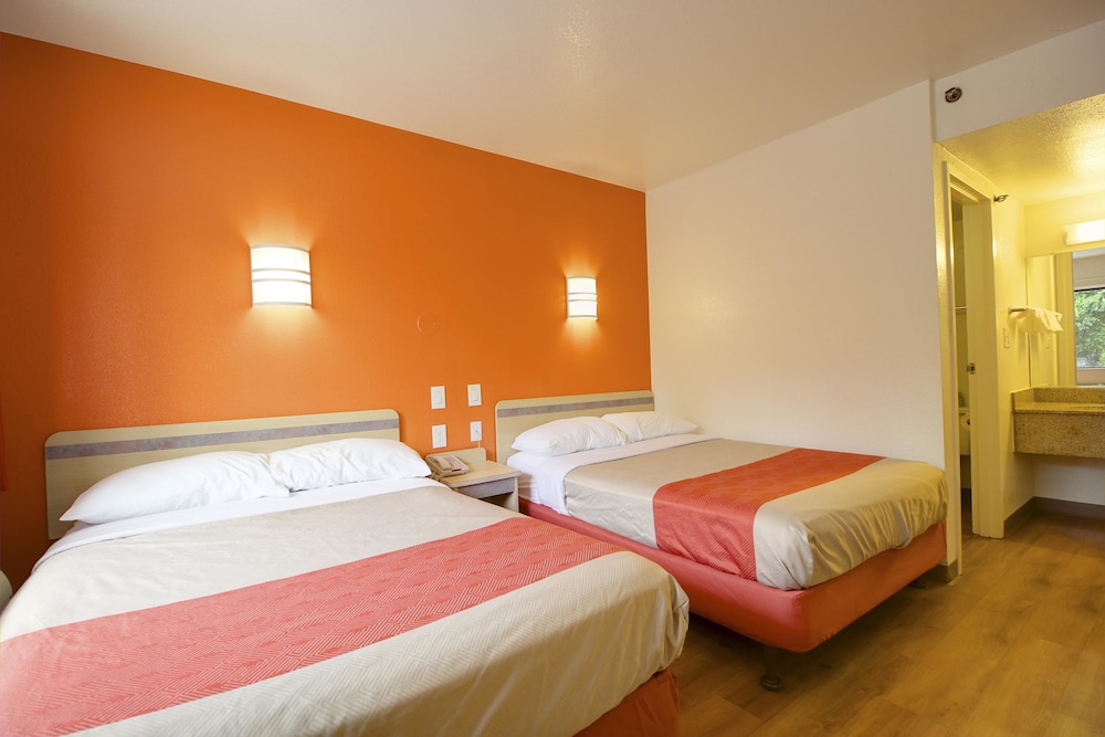 Motel6 Lantana/West Palm Beach, FL 24/60