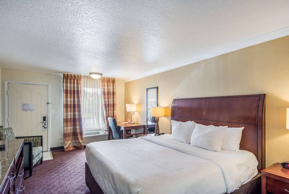 ROOM, KING BED