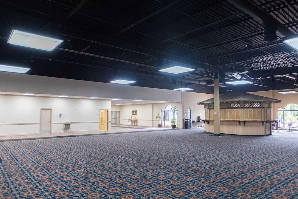 Cottonwood Suites Savannah Hotel and Conference Center 8/71