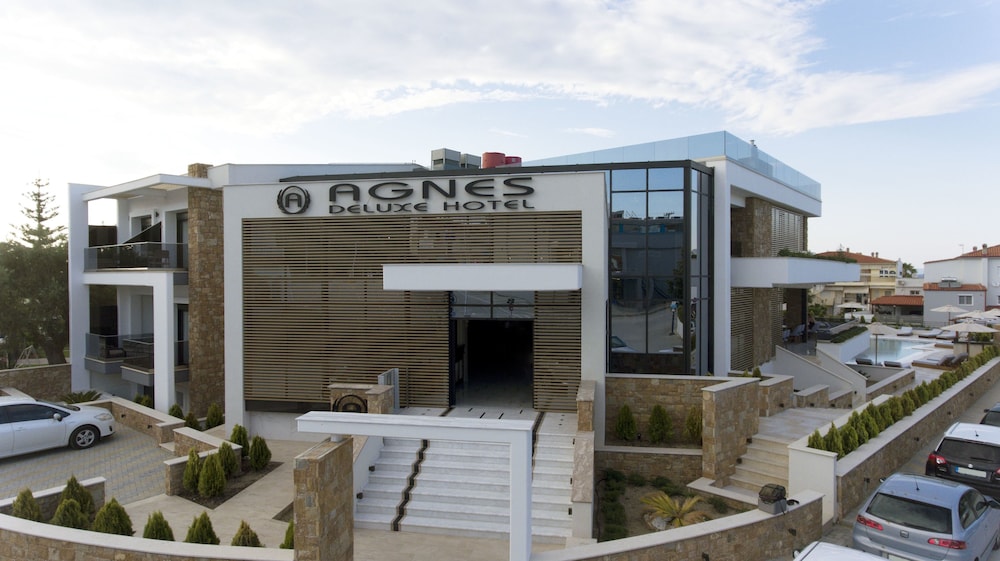 Agnes Deluxe Hotel 2/44