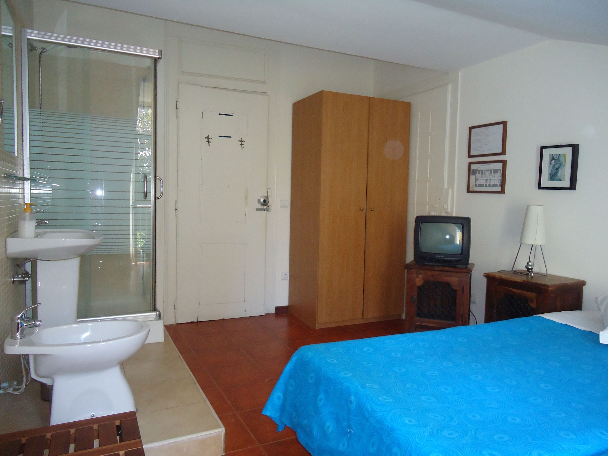 غرفة بسريرين منفصلين بحمام مشترك، Hotel Pouso Dos Anjos 3/10