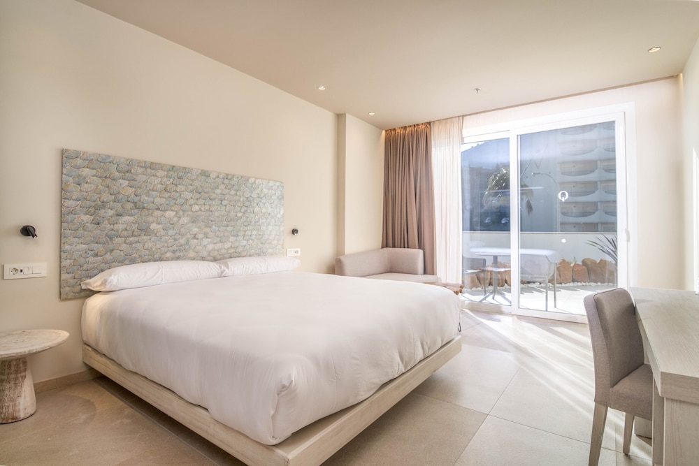 ROOM, DOUBLE BED