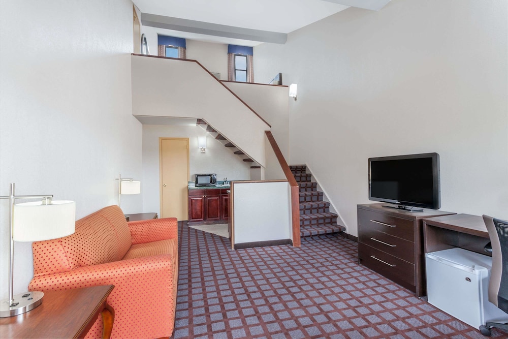 Days Inn by Wyndham Woodbury Long Island 12/23
