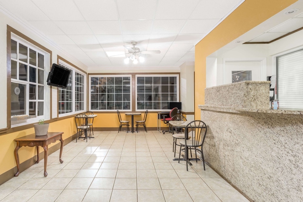 Super 8 by Wyndham Santee 16/23