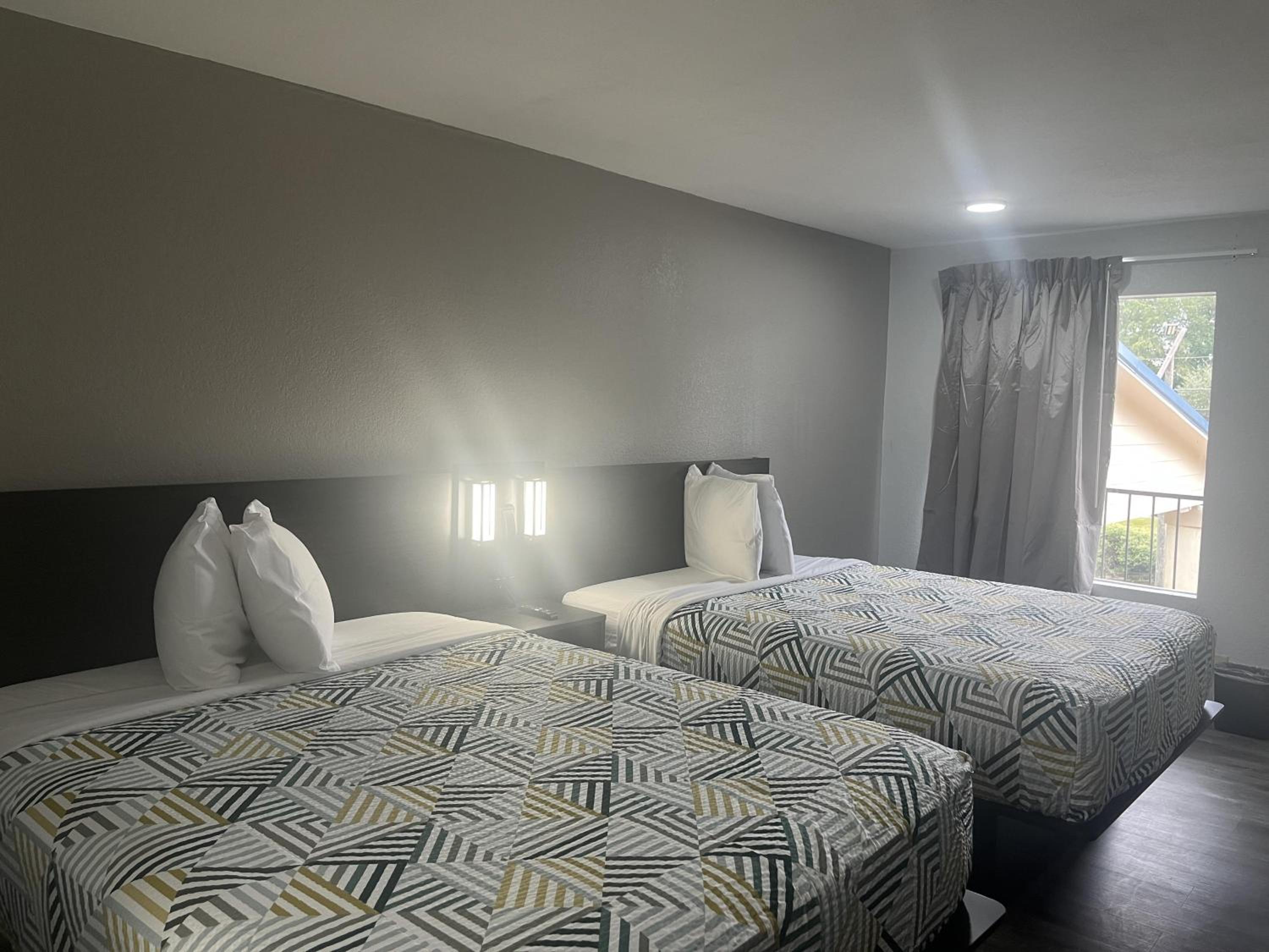 2 Queen Beds Non-Smoking, Micfridge، Motel6 Mccomb Ms 13/16