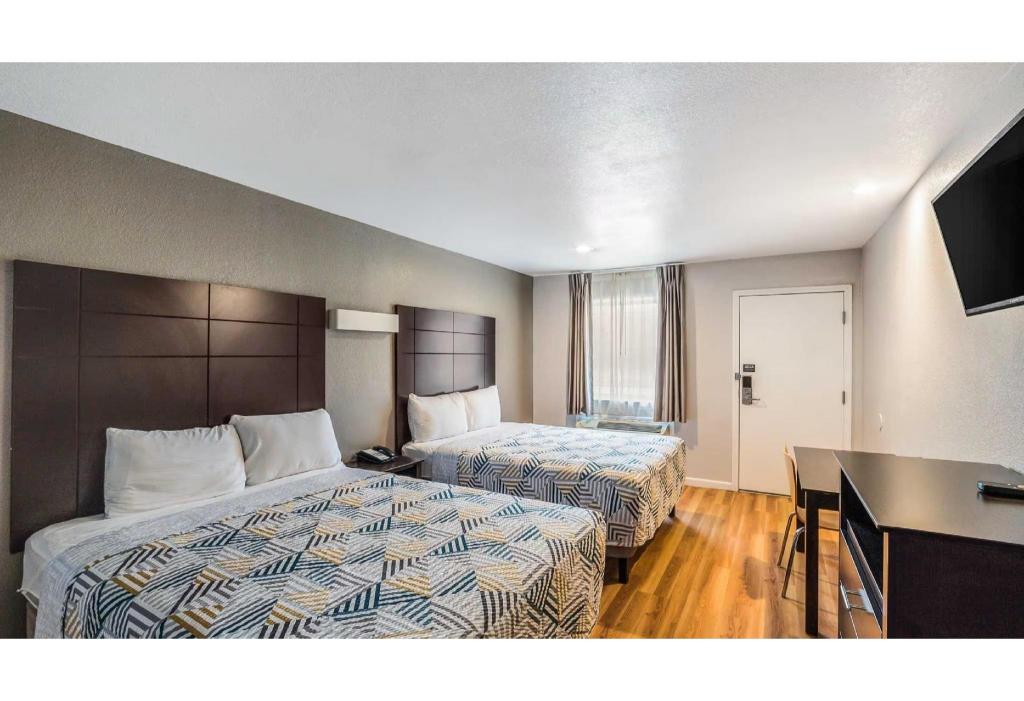 2 Queen Beds Non-Smoking, Micfridge