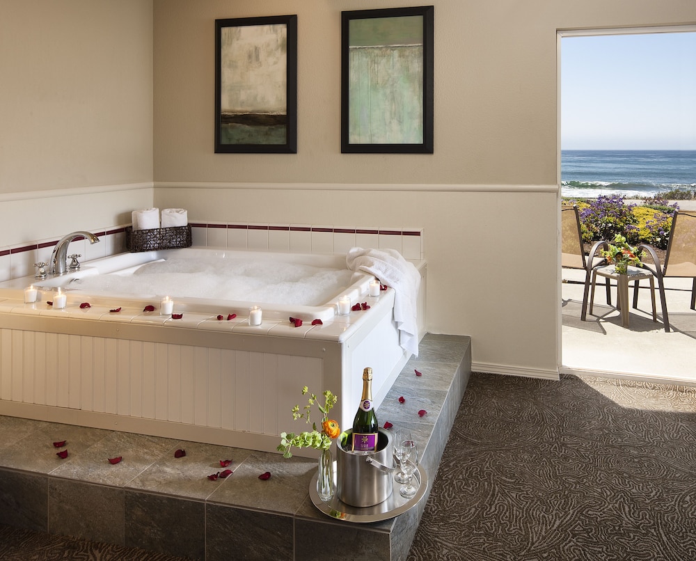 Cambria Landing Inn & Suites 31/35