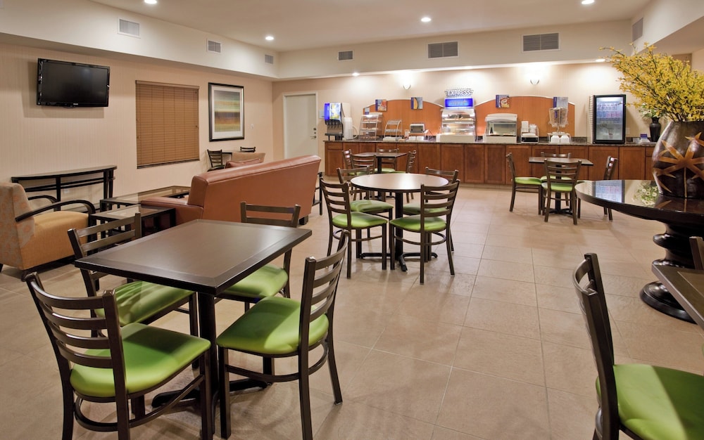Holiday Inn Express Hotel And Suites Topeka North 38/53