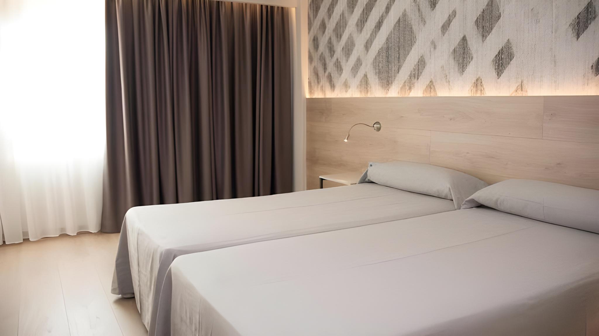 Room, Twin Beds, No Terrace