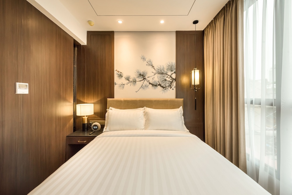 DELUXE, QUEEN BED, WITH VIEW