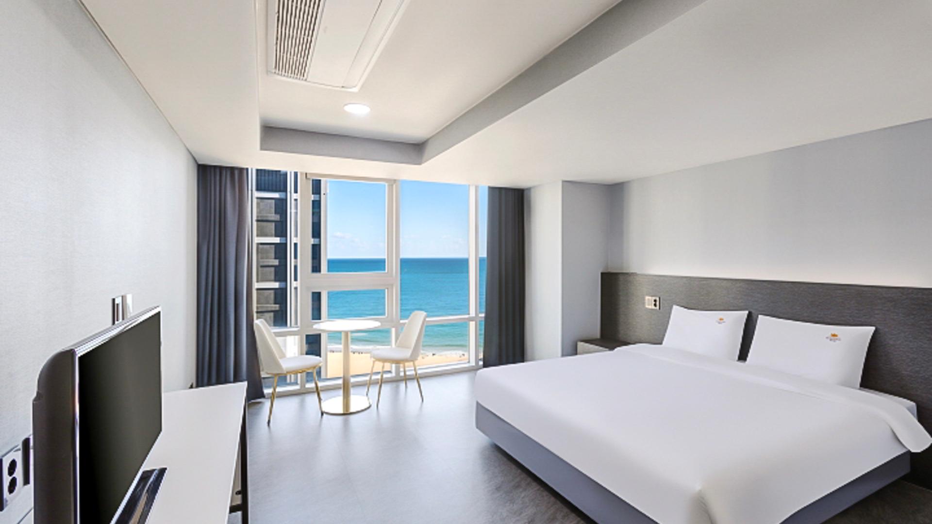 RENOVATED, DELUXE, KING BED, PARTIAL OCEAN VIEW