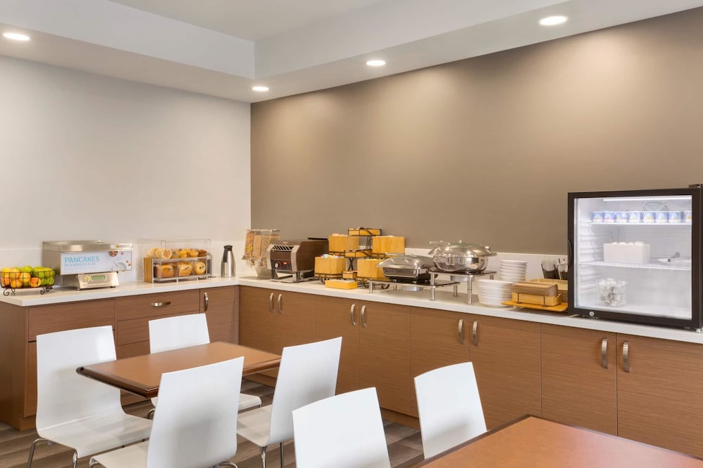 Microtel Inn & Suites by Wyndham Oyster Bay 47/56
