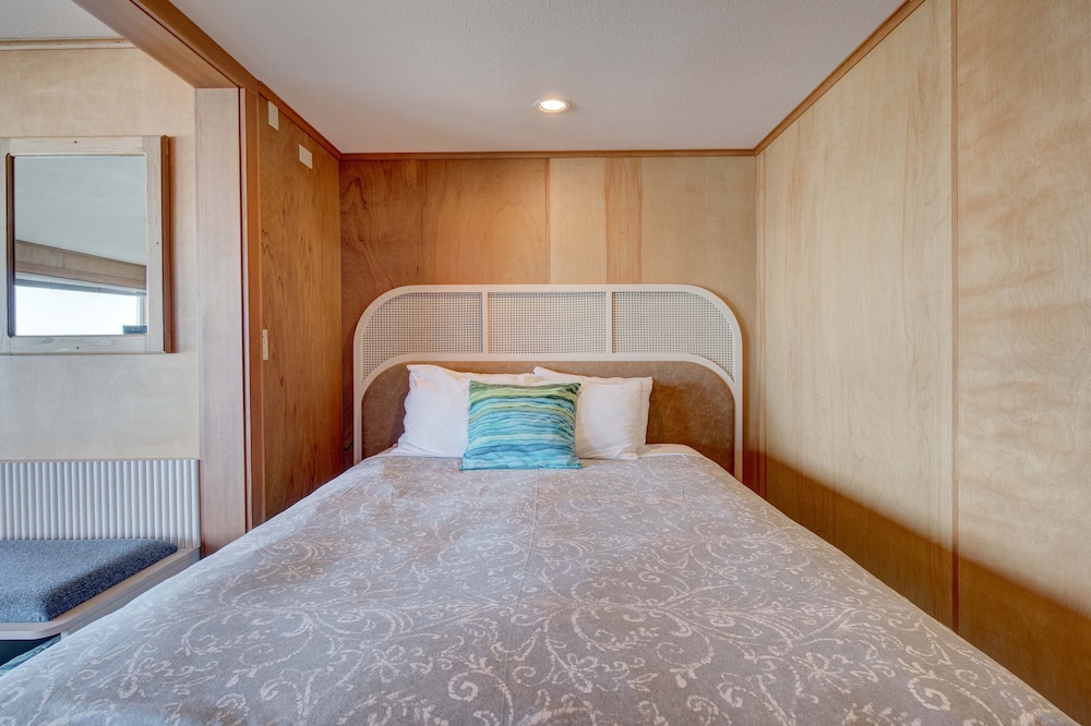 Romance, Cottage, Queen Bed, Ocean View, Hot Tub, Kitchen