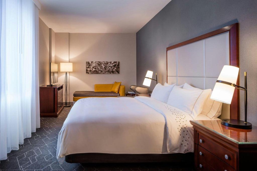 State, Guest Room, King Bed, Capitol View