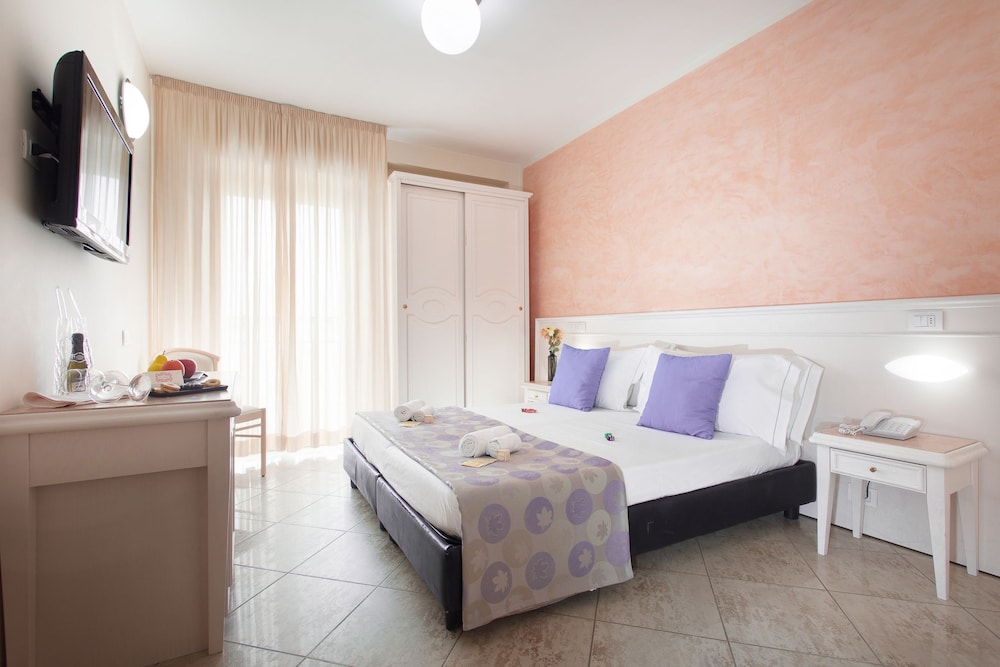 ROOM, DOUBLE BED