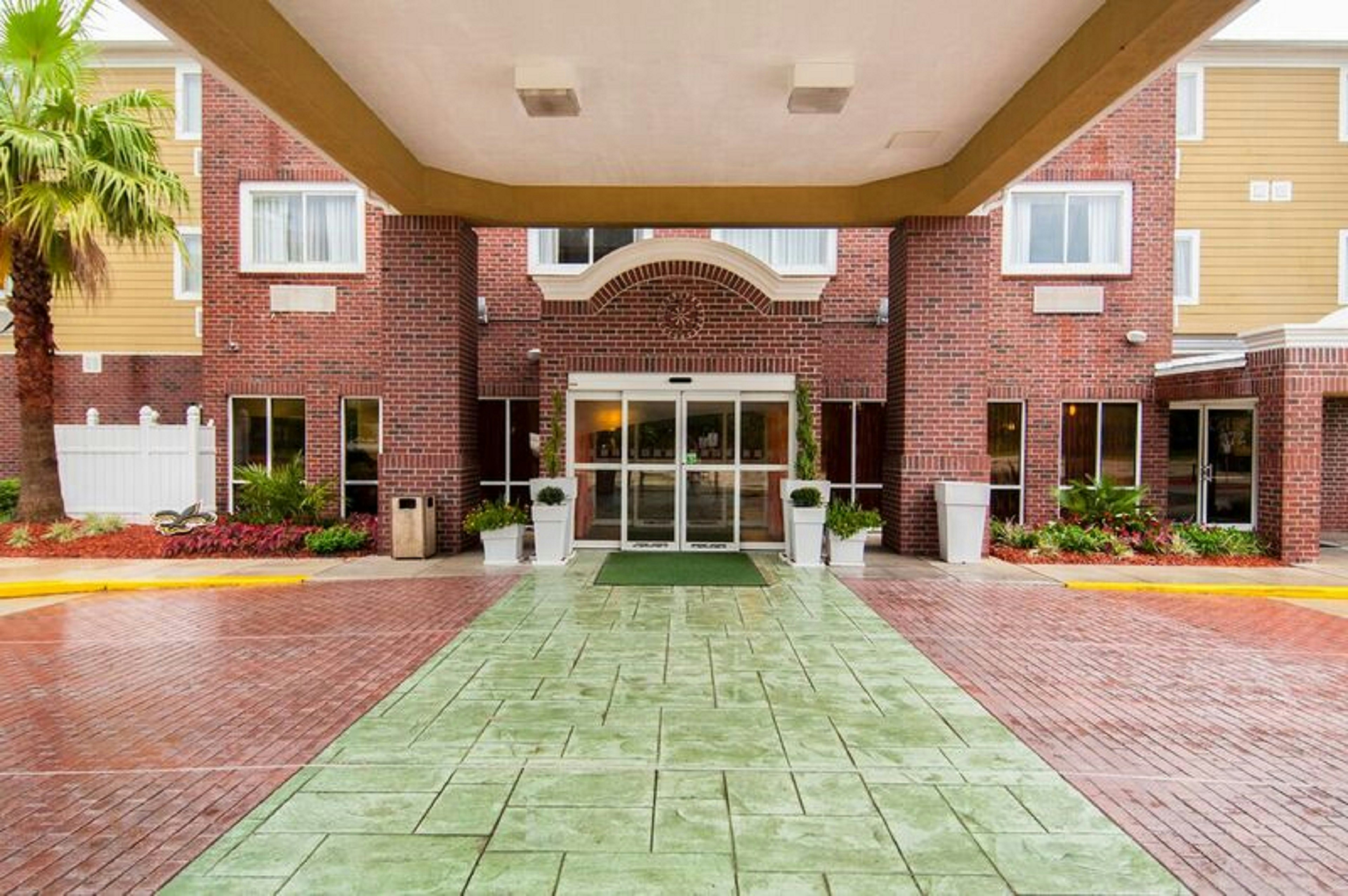 Holiday Inn Hotel Suites Slidell 76/79