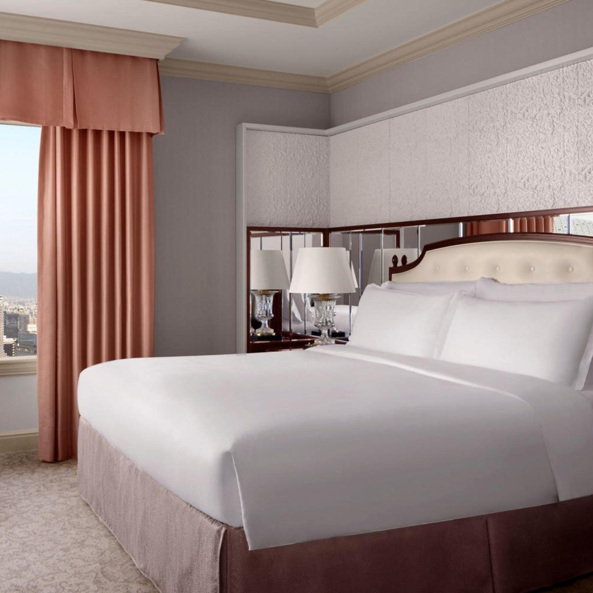 1 Bedroom, Suite, King Bed, City View, Club Floor