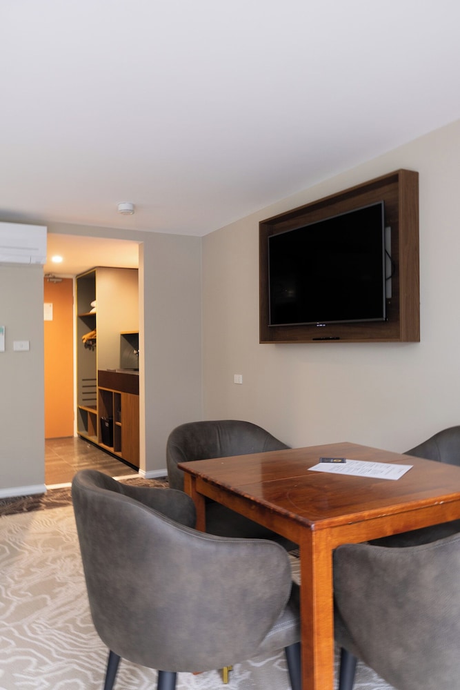 BERRY VILLAGE BOUTIQUE MOTEL 40/49