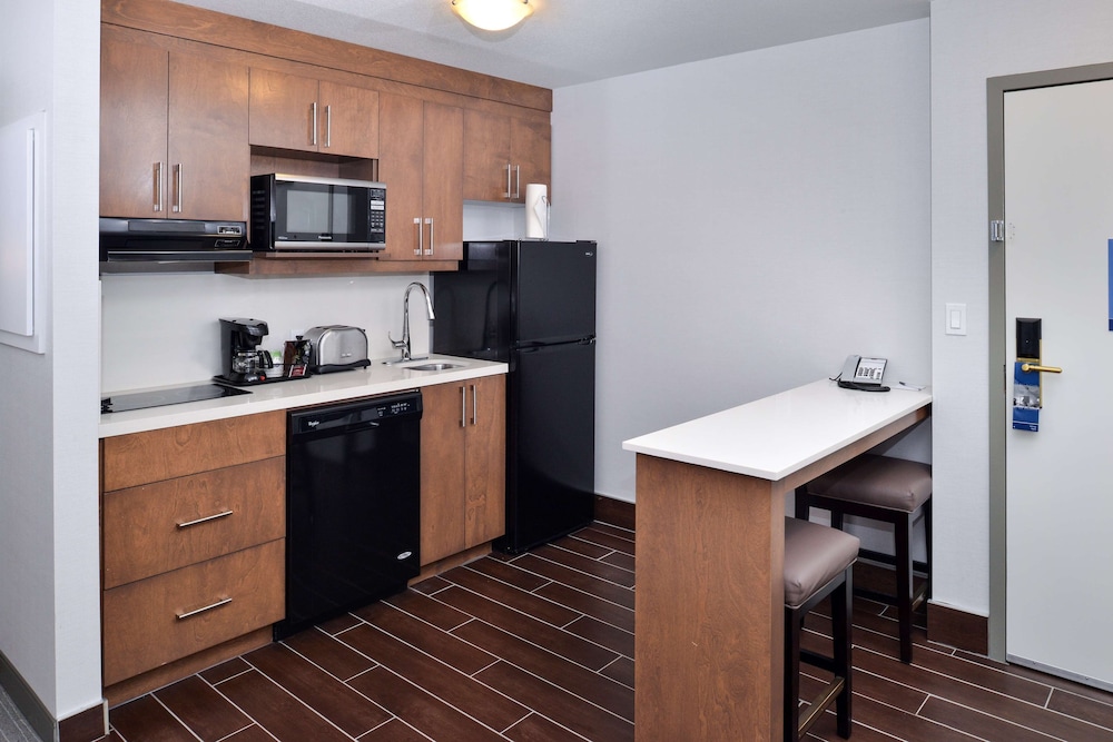 Hampton Inn & Suites By Hilton Calgary- University Northwest 49/61