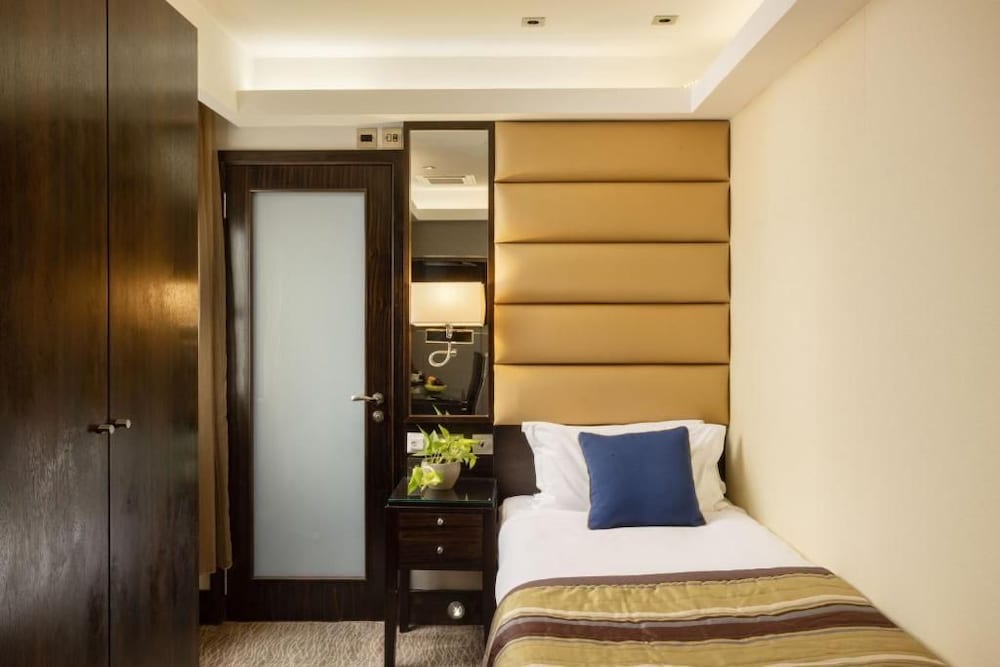 Park Grand Mayfair 23/40