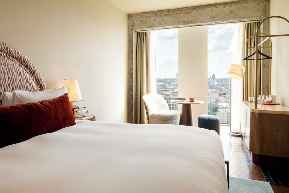 ROOMY, SKYLINE VIEW