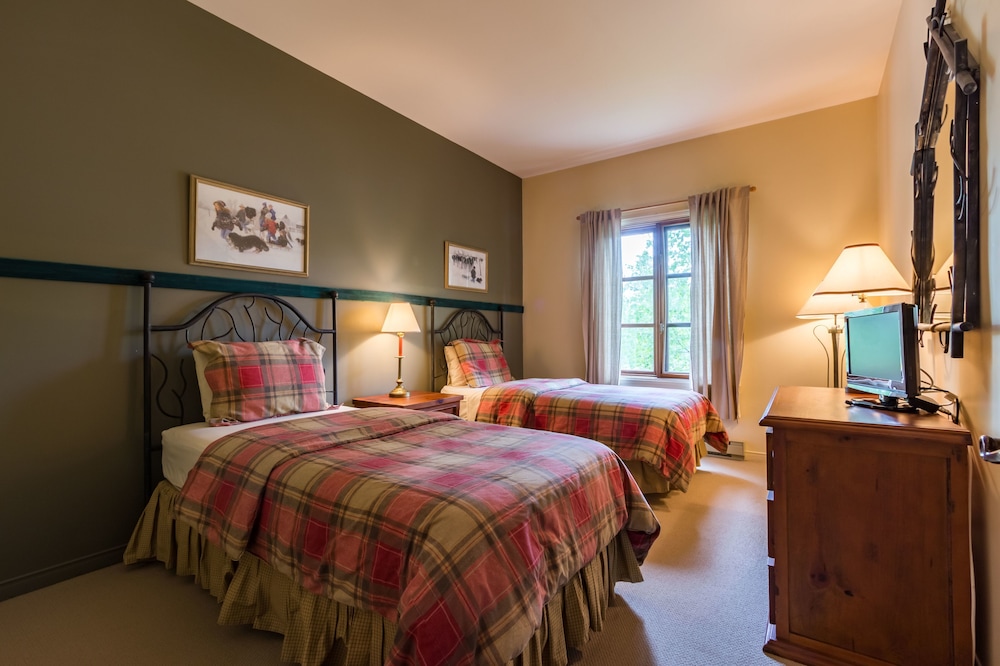 4 Bedrooms, Bunk Bed, 2 Queen and Twin Beds, Mountain Side