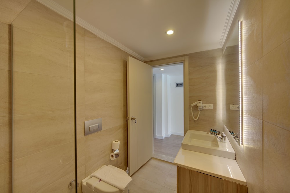 Connecting, Family Suite, 1 Double and 3 Single Beds, Pool Access