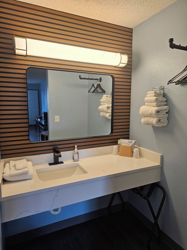 Sumner Motor Inn 51/55
