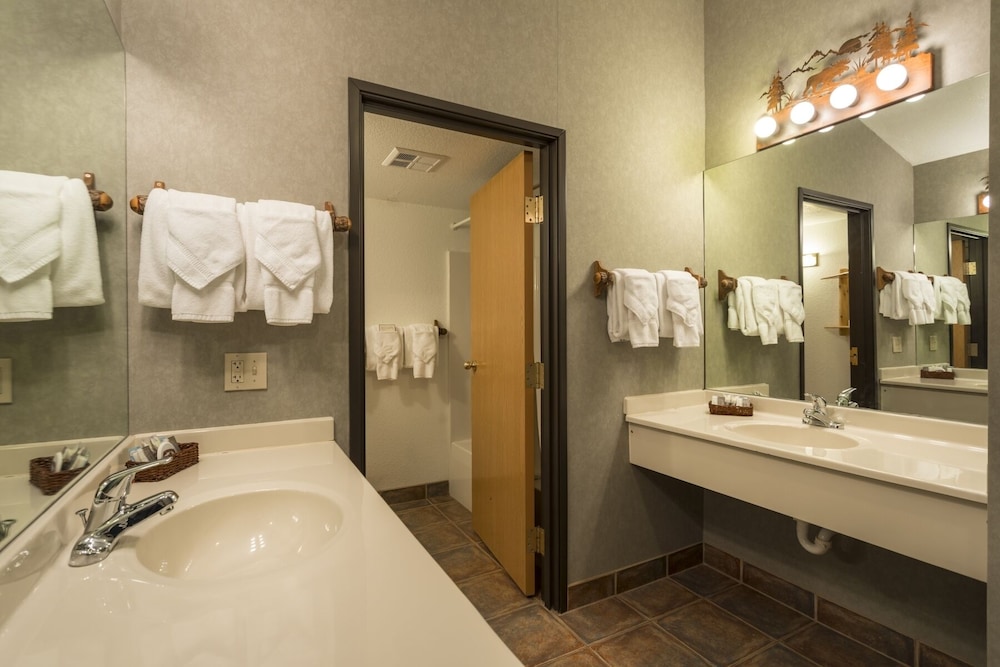 Stafford's Crooked River Lodge & Suites 39/41